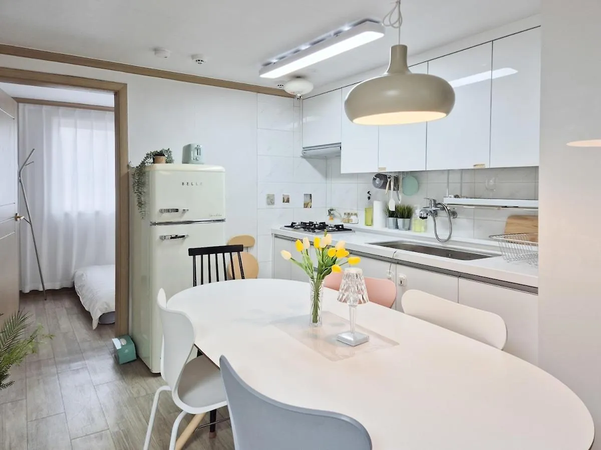 Stayjin Kachisanstation Gimpo Airportincheon Airport Yeouido Hongdae Gocheok Dome Up To 9People 4 Beds Seoul